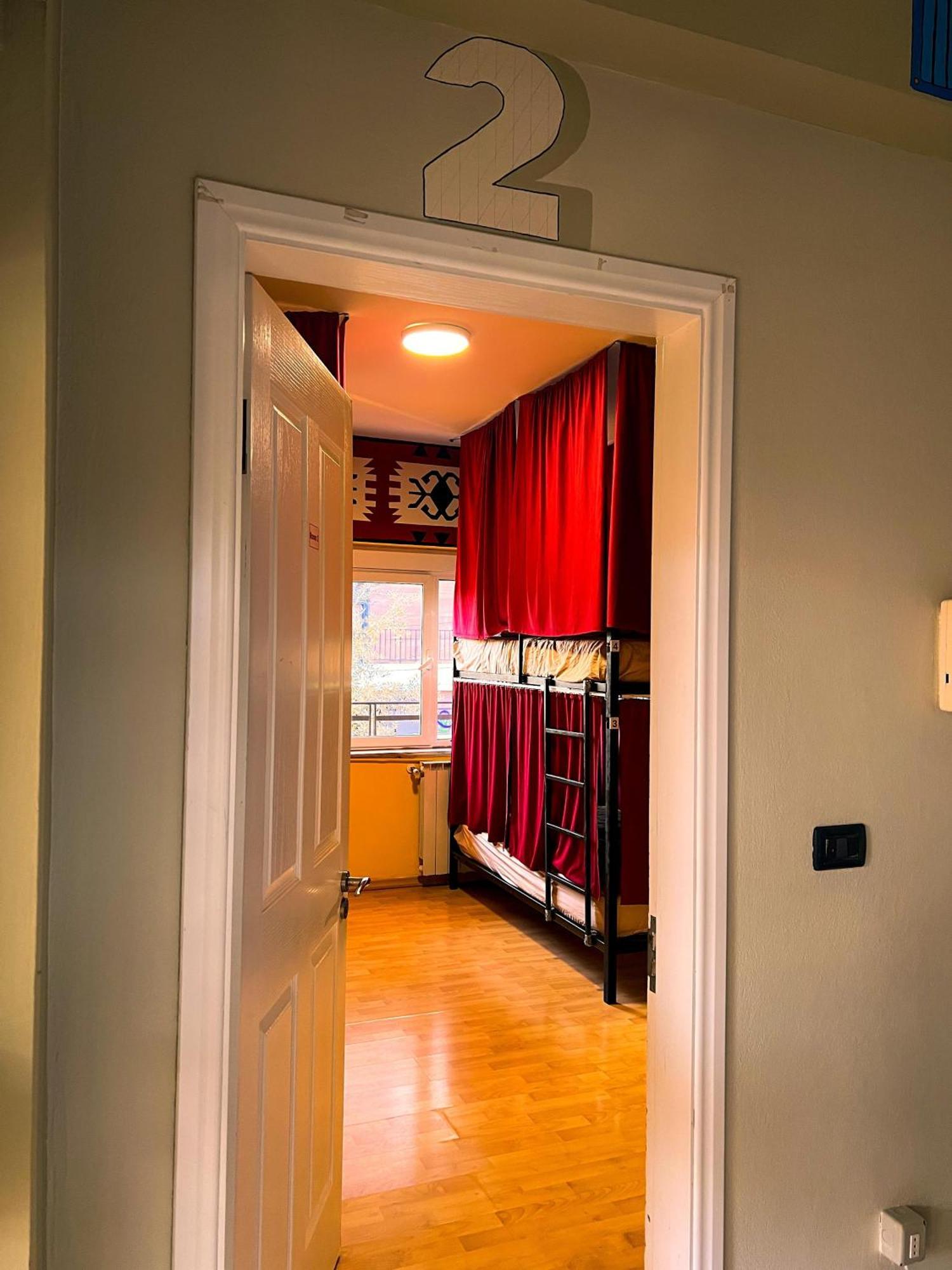 Blue Door Hostel Tirana Zewnętrze zdjęcie